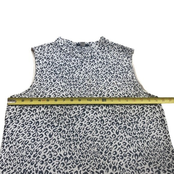 St. John Women’s L Mock Neck Sleeveless Shell Top White Snow Leopard Cheetah - Picture 7 of 7